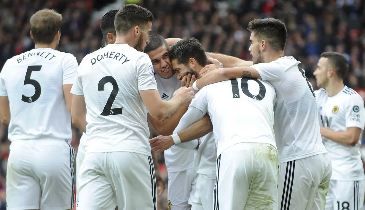 Para pemain Wolverhampton Wanderers merayakan gol yang dicetak oleh Joao Moutinho ke gawang  Manchester United pada laga Premier League di Stadion Old Trafford, Sabtu (22/9/2018). Manchester United ditahan 1-1 oleh Wolverhampton. (AP/Rui Vieira)
