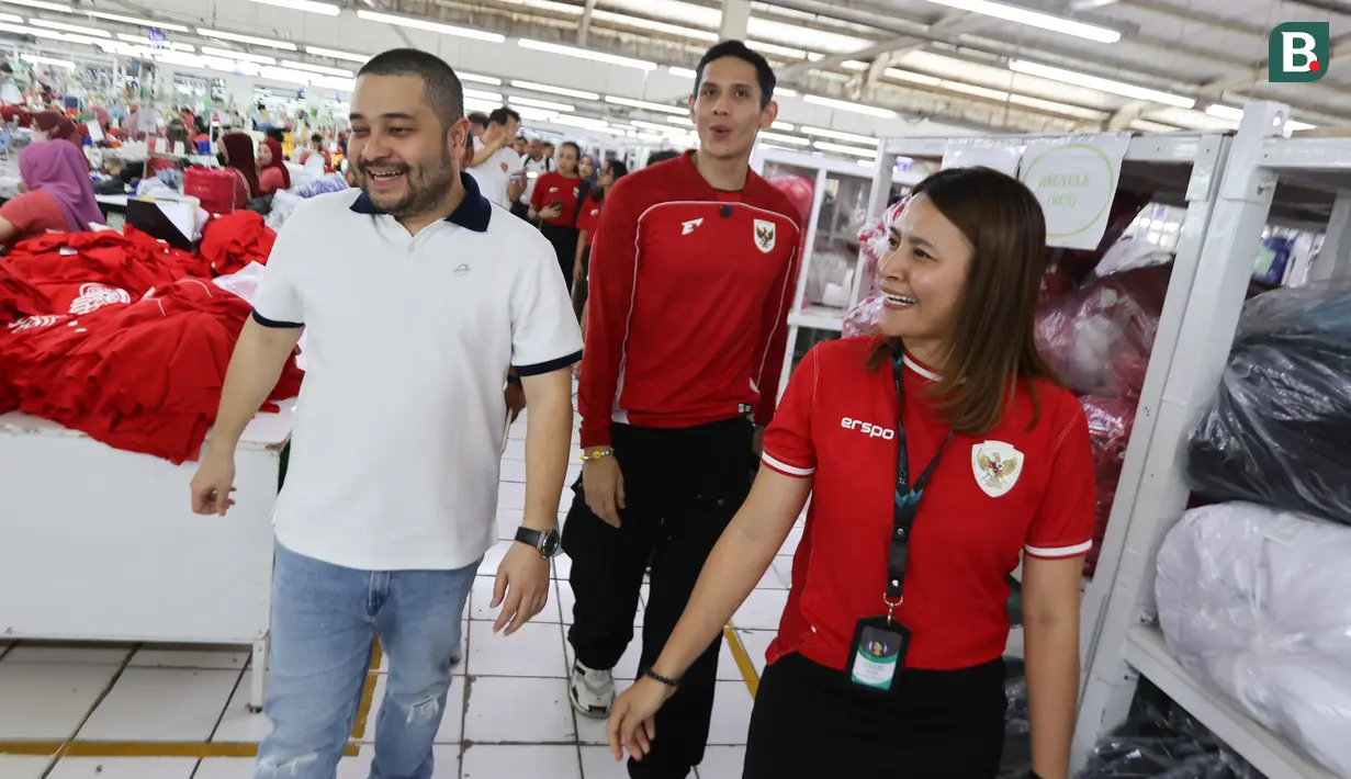 Bos Erspo, Muhammad Sadad (kiri) bersama Ganindra Bimo (tengah) sedang berjalan mengunjungi pabrik pembuatan jersey Erspo di daerah Bandung, Jawa Barat pada Rabu (12/2/2025). (Bola.com/Abdul Aziz)