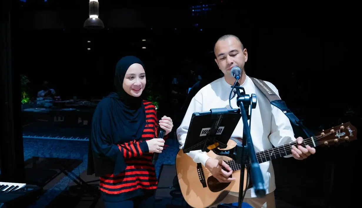 <p>Dia juga kolaborasi dengan sang suami di mana Raffi Ahmad yang bertindak sebagai gitarisnya.&nbsp;(Foto: Instagram/ raffinagita1717)</p>