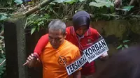 Reka ulang adegan pembunuhan wanita di Dusun Pagerjirak, Desa Kejobong Kecamatan Kejobong, Purbalingga. (Foto: Liputan6.com/Polres Purbalingga/Galoeh Widura)