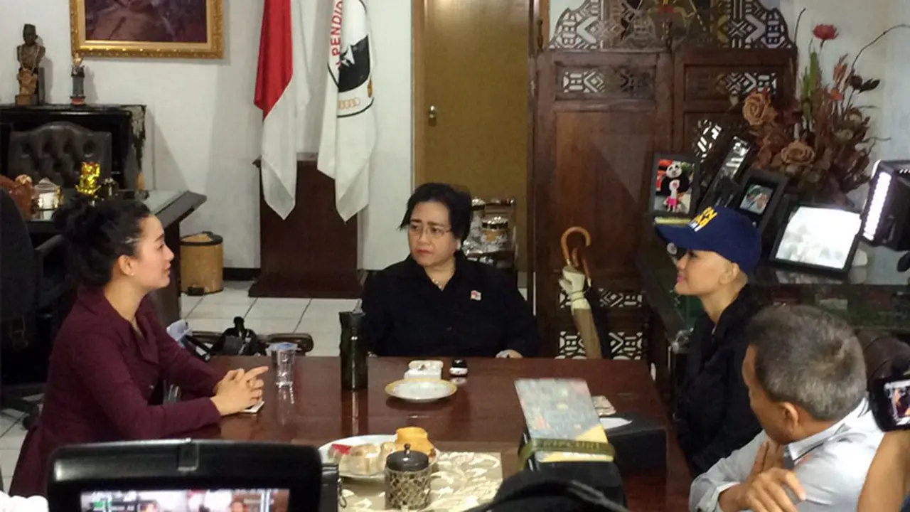 Zaskia Gotik dan Rachmawati Soekarnoputri