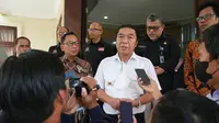 Pj Gubernur Banten, Al Muktabar, Usai Bertemu Dengan KPU Banten Di Kantornya. (Rabu, 06/07/2022). (Dokumentasi Pemrov Banten).