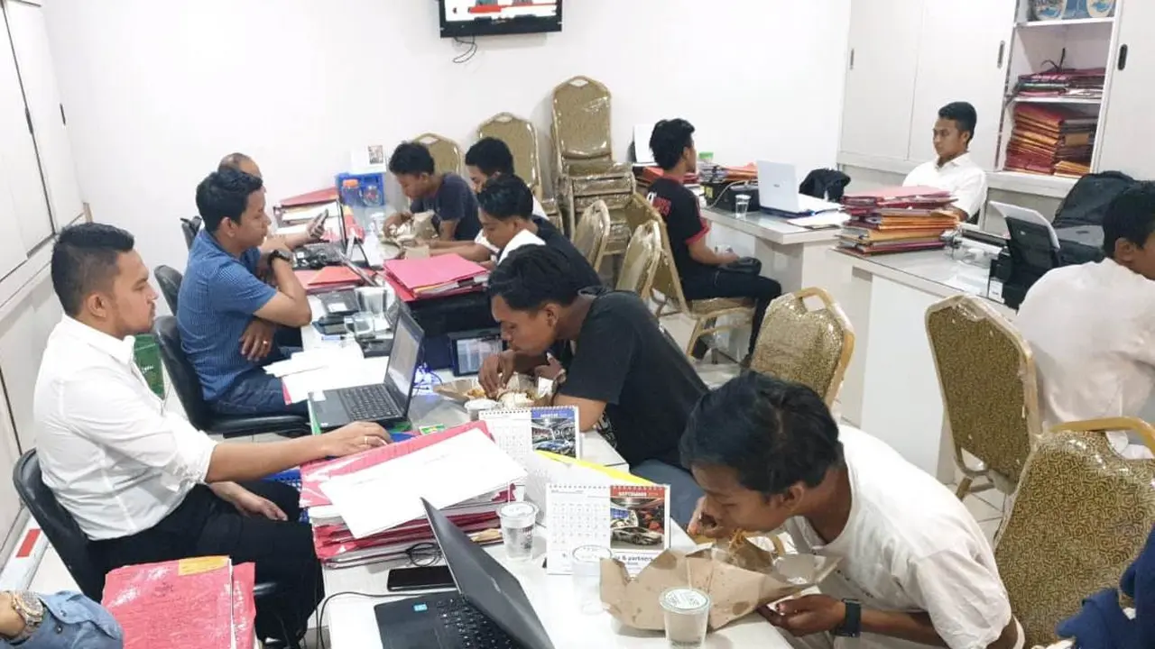 Sejumlah pelajar, dua di antaranya bocah SD makan lahap setelah kelaparan dan terlunta di Jakut. (dok Polres Jakut)