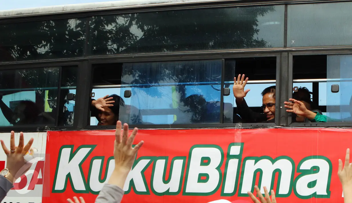 Sebanyak 16 ribu pedagang jamu mengikuti mudik gratis Sido Muncul di kawasan TMII, Jakarta, Jumat (7/1). Mudik gratis yang ke-27 ini memberangkatkan ribuan pedagang jamu dengan menggunakan 186 bus secara serentak. (Liputan6.com/Fery Pradolo)