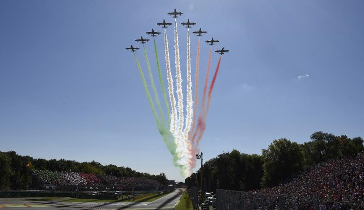Atraksi udara menjadi pembuka gelaran F1 di Sirkuit Monza, Italia. Minggu (6/9/2015). (AFP Photo/Olivier Morin)