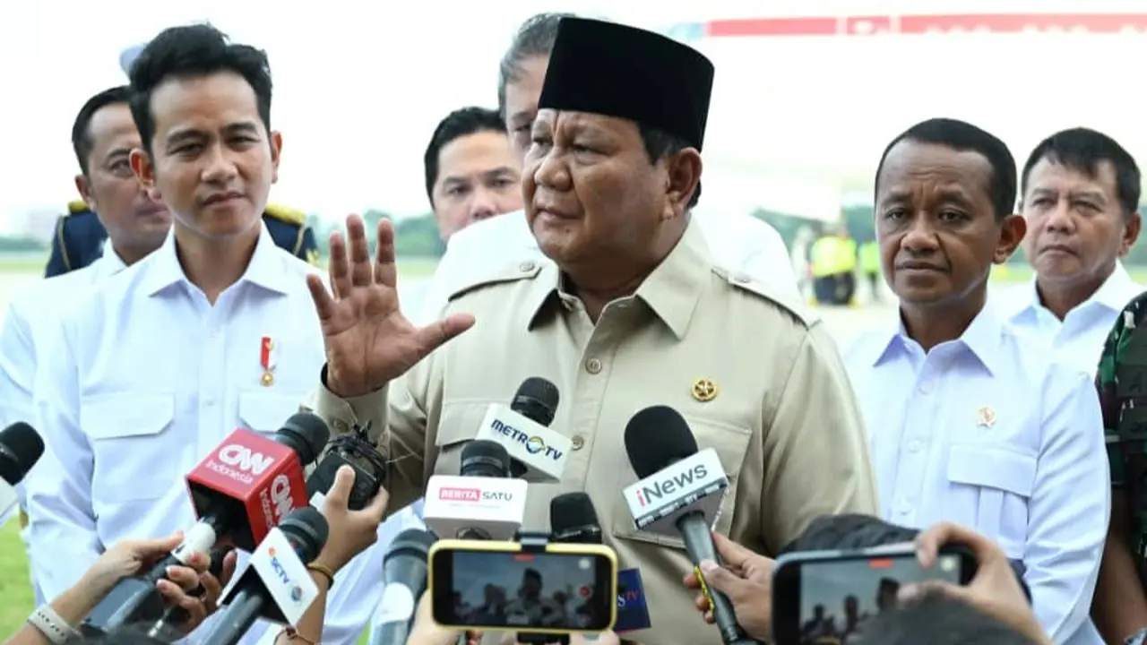 Presiden Prabowo Subianto saat tiba di Pangkalan TNI AU Halim Perdanakusuma Jakarta Timur, Sabtu (27/9/2025), usai menyelesaikan kunjungan luar negeri.