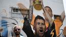 <p>Seniman Maxi Bagnasco berpose di depan muralnya yang menggambarkan kapten Argentina dan pemain depan Lionel Messi mengangkat Trofi Piala Dunia 2022 di samping rekan satu timnya setelah memenangkan turnamen Piala Dunia Qatar 2022 di Buenos Aires pada 22 Desember 2022. (AFP/Luis Robayo)</p>