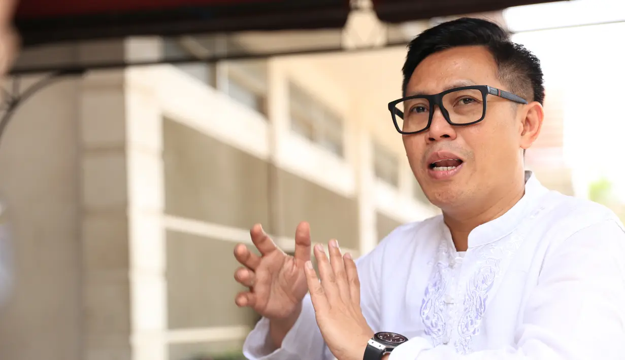 Pada hari pertama, ayah tiga orang anak itu menyembelih hewan kurbannya di kantornya, kawasan Cipinang, Jakarta Timur. Tidak hanya berbagai di sekitar kantornya, tapi juga ke beberapa lokasi. (Adrian Putra/Bintang.com)