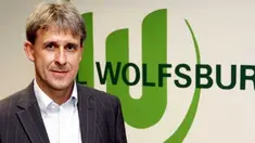 Mantan pemain Jerman Pierre Littbarski berpose di depan logo klub Bundesliga, VfL Wolfsburg, 7 Juni 2010. Littbarski diangkat sebagai asisten Steve McClaren. AFP PHOTO / ROLAND HERMSTEIN 