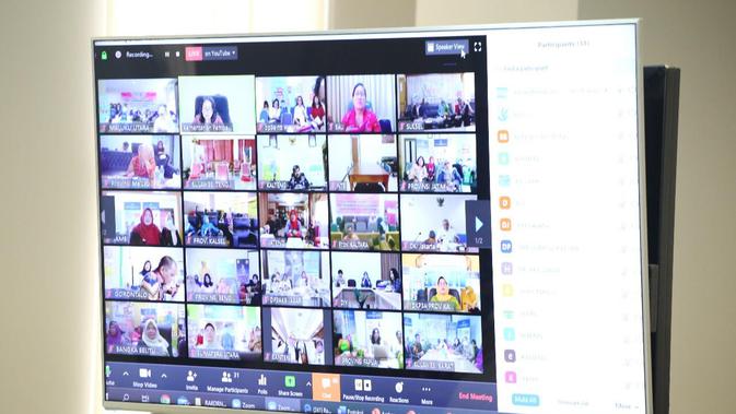 Menteri Pemberdayaan Perempuan dan Perlindungan Anak I Gusti Ayu Bintang melakukan video conference dengan 34 Kepala Dinas PPPA se-Indonesia. (Merdeka.com)