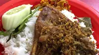 Bebek sinjay, kuliner Madura yang sangat populer di Surabaya, Jawa Timur. (dok. Instagram @yunitarungkat/https://www.instagram.com/p/B6SO_jYB-FU/)
