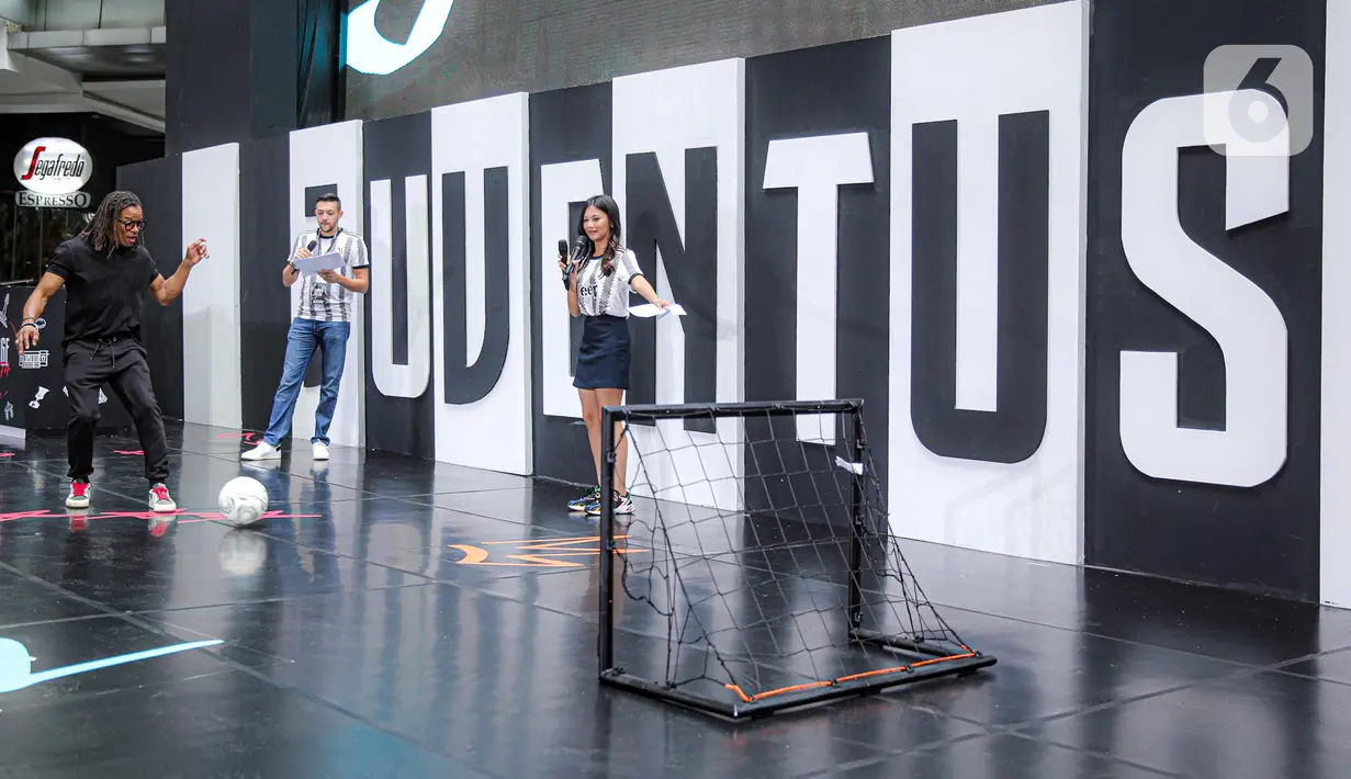 Legenda sepak bola Juventus Edgar Davids bermain bola saat menghadiri pembukaan Juventus Village di Lippo Mall Kemang, Jakarta Selatan, Jumat (27/1/2023). Juventus Village yang dibuka pada 27-29 Januari 2023 bakal memanjakan fans dengan beragam acara seperti meet and greet dengan Edgar Davids, pameran trofi dan replika ruang ganti hingga game-game menarik. (Liputan6.com/Faizal Fanani)