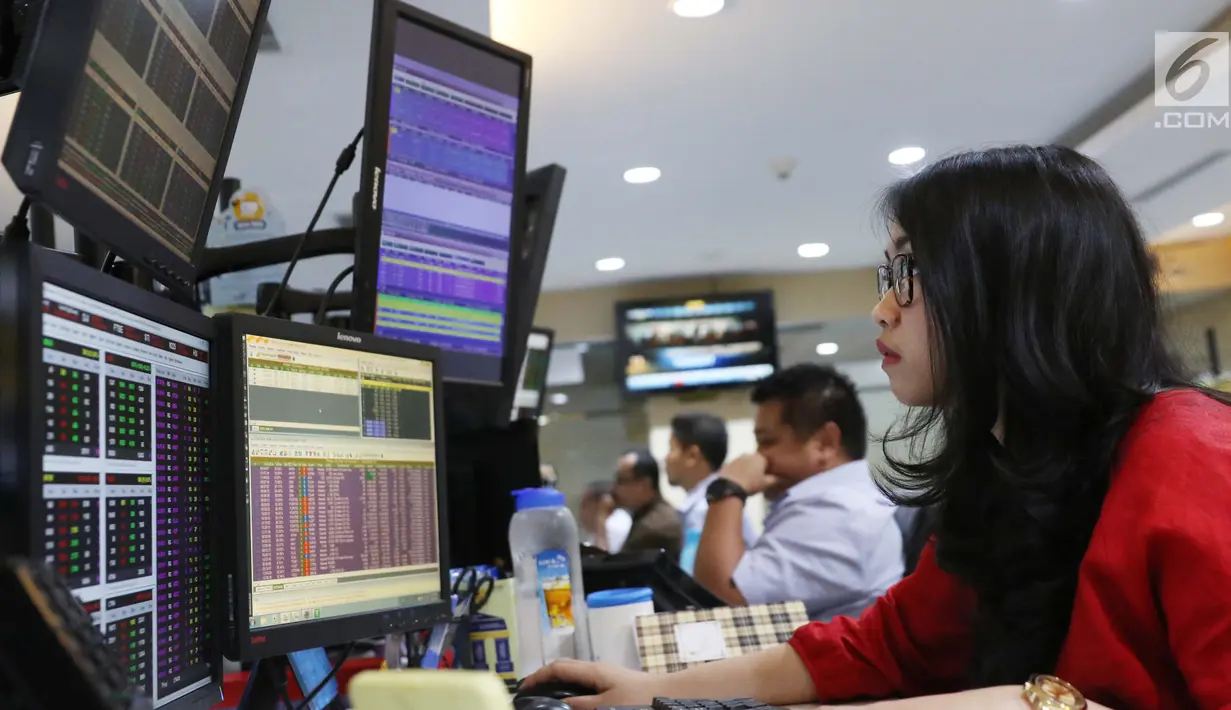 Indeks harga saham gabungan (IHSG) ditutup melemah 0,33% atau 18,94 poin ke level 5.693,39, Jakarta, Selasa (30/5). (Liputan6.com/Angga Yuniar)