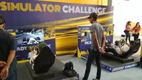Pengunjung menyediakan Simulator Challenge untuk pengunjung di F1 GP Singapura, Jumat (15/9/2017). (Bola.com/Muhammad Wirawan Kusuma)