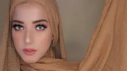 Gaya beauty vlogger satu ini memang kerap tuai sorotan. Bahkan, gaya hijab Tasya yang terlihat sederhana pun mendapat berbagai pujian dari netizen. Tak sedikit dari mereka yang merasa pangling dengan penampilan dari Tasya Farasya ini. (Liputan6.com/IG/@tasyafarasya)