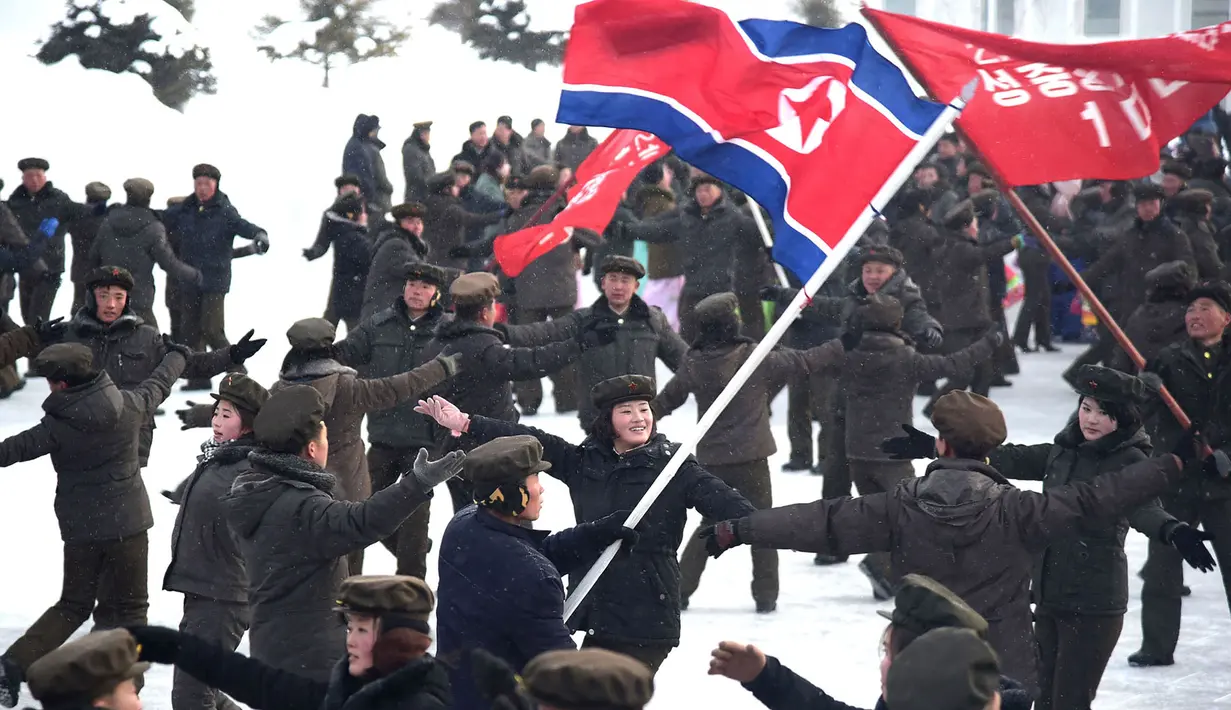 Orang-orang menari selama upacara untuk menandai selesainya pembangunan Kota Samjiyon di Korea Utara, Senin (2/12/2019). Samjiyon dibangun untuk menjadi contoh kota sebagai lambang peradaban modern. (STR/AFP/KCNA MELALUI KNS)