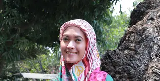 Model sekaligus aktris Adhitya Putri kini tampil lebih islami dengan berhijab. (Galih W. Satria/Bintang.com)