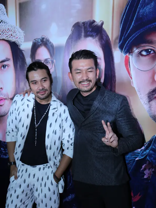 "Kita setiap hari urus kedai kopinya juga. Susah melepas karakternya yah, susah banget," kata Rio. (Adrian Putra/Bintang.com)