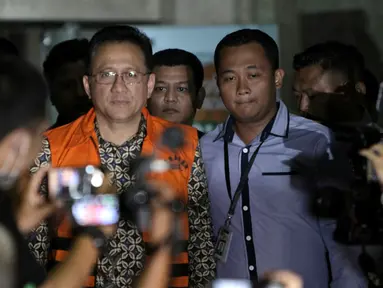 Ketua DPD Irman Gusman keluar dari gedung KPK usai menjalani pemeriksaan, Jakarta, Sabtu (17/9). Irman Gusman resmi ditahan KPK karena terbukti menerima suap sebesar Rp100 juta. (Liputan6.com/Helmi Afandi)