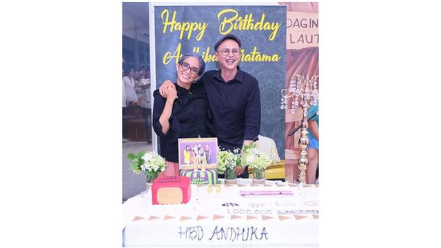 Keduanya pun tak segan untuk memamerkan kemesraan saat momen kejutan tersebut.