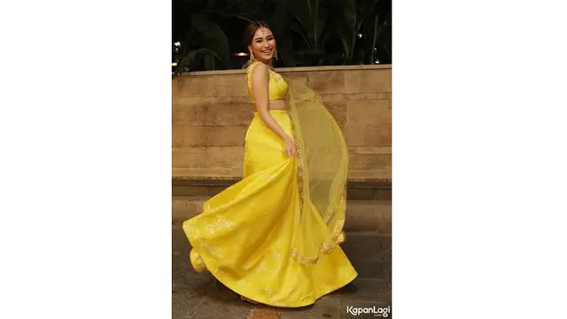 Hadiri 'Henna Night' Tania Nadira, Ini 6 Gaya Ayu Ting Ting Saat Pakai Busana Khas Bollywood