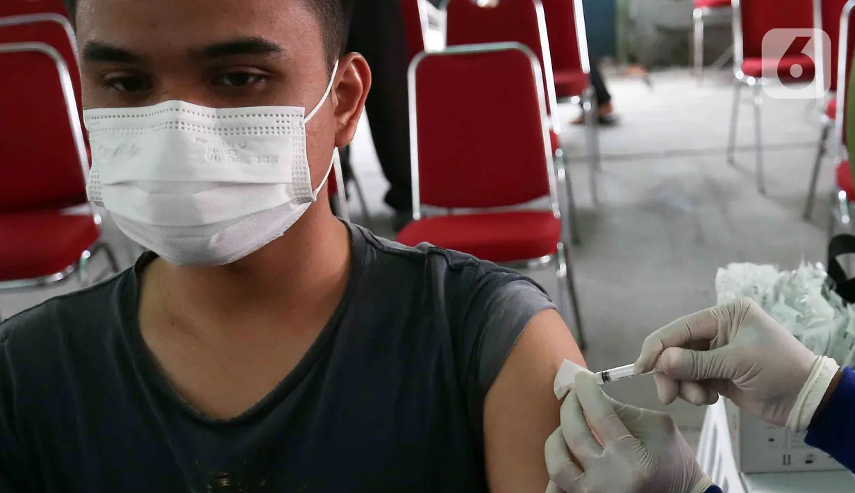 Warga menjalani vaksinasi COVID-19 di kawasan Pancoran, Jakarta (29/3/2022). Pemprov DKI Jakarta akan meningkatkan sentra vaksinasi jelang Ramadhan, hal itu dilakukan untuk meningkatkan percepatan vaksinasi booster sebagai syarat mudik 2022.(Liputan6.com/Herman Zakharia)