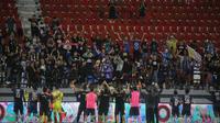 Pemain Arema FC menyapa pendukungnya setelah bermain imbang 3-3 dengan Persib Bandung pada laga pekan kedua BRI Liga 1 2023/2024 di Stadion Kapten I Wayan Dipta, Gianyar, Jumat (7/7/2023) malam WIB. (Bola.com/Alit Binawan)