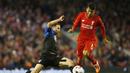 Pemain Liverpool, Roberto Firmino berusaha menghindari tekel pemain Bournemouth, Marc Pugh pada laga Piala Liga Inggris di Stadion Anfield, Inggris, Rabu (28/10/2015). (Action Images via Reuters/Lee Smith)