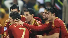 Para pemain Spanyol merayakan gol David Villa (no. 7) yang menjadi gol pertama mereka dalam partai Piala Konfederasi Spanyol vs Afsel pada 20 Juni 2009 di Free State Stadium, Bloemfontein. AFP PHOTO/PIERRE-PHILIPPE MARCOU