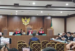 Mantan Wamen Imipas Silmy Karim didakwa menerima gratifikasi berupa uang tunai dan saham pada sejumlah perusahaan sekuritas dengan total nilai sekitar Rp 33,9 miliar. (Liputan6.com/Dimas Ramadhan Wicaksana)