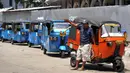Pengemudi bajaj 2 tak dan BBG saat menunggu antrean untuk mengangkut penumpang di kawasan Stasiun Djuanda Jakarta, (25/10/14). (Liputan6.com/Miftahul Hayat)