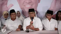 Calon gubernur Anies Baswedan (tengah) memberikan keterangan di DPP Gerindra, Jakarta, Rabu (15/2). Ketua Umum Partai Gerindra Prabowo Subianto menyampaikan terima kasih untuk rakyat Jakarta. (Liputan6.com/Faizal Fanani)