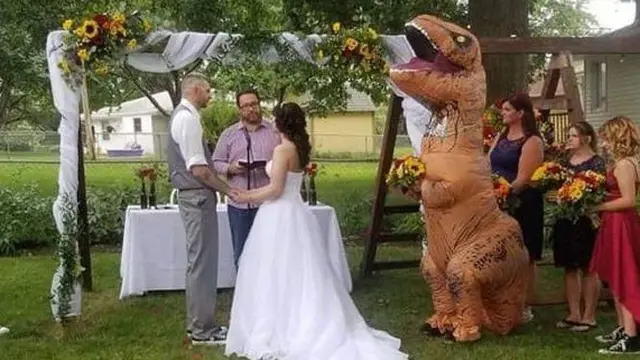 Kocak, Pengiring Pengantin Ini Pakai Kostum Tak Biasa Saat di Acara Pernikahan