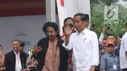 Presiden Joko Widodo didampingi Menteri BUMN Rini Soemarno saat blusukan ke area persawahan untuk meninjau Gerakan Mengawal Musim Tanam Okmar 2018/2019 di Desa Leuwigoong, Garut, Jawa Barat, Sabtu (19/1). (Liputan6.com/Angga Yuniar)