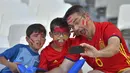 Suporter Spanyol berfoto selfie saat menonton laga grup D Euro Cup 2016 antara Spanyol melawan Kroasia di Stadion Matmut Atlantique, Bordeaux (21/6/2016). (AFP/Loic Venance)