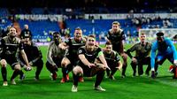 Para pemain Ajax Amsterdam melakukan selebrasi usai mengalahkan Real Madrid pada leg kedua babak 16 besar Liga Champions di Stadion Santiago Bernabeu, Madrid, Spanyol, Selasa (5/3). lolos ke perempat final Liga Champions. (GABRIEL BOUYS/AFP)