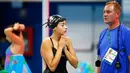 Atlet renang dari Tim Pengungsi, Yusra Mardini (18) berbincang dengan pelatihnya asal Jerman, Sven Spannekrebs saat latihan jelang Olimpiade 2016 di Rio De Janeiro, Brasil (1/8). (REUTERS/Michael Dalder)