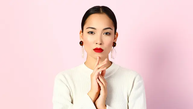 cantik kuat mandiri dewasa lipstik merah