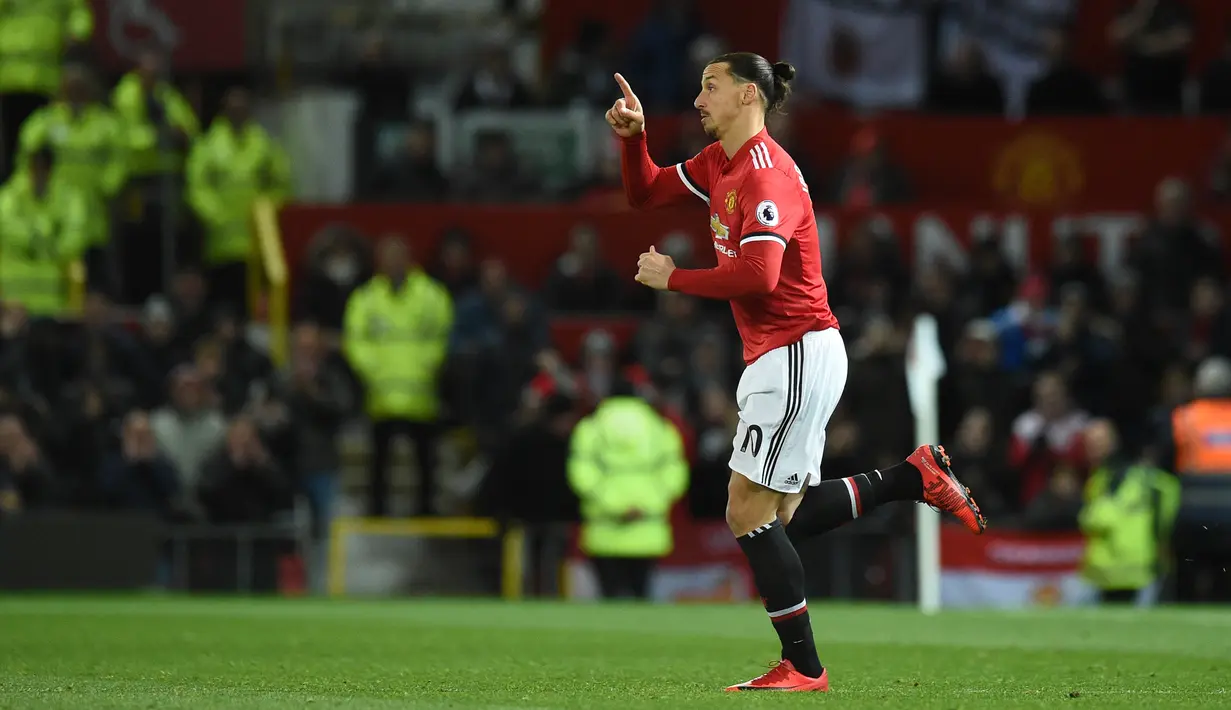 Penyerang Manchester United, Zlatan Ibrahimovic tampil sebagai pemain pengganti dalam pekan ke-12 Liga Primer Inggris kontra Newcastle United di Old Trafford, Minggu (19/11). Ibra baru dimainkan pada menit 77 menggantikan Anthony Martial. (Oli SCARFF/AFP)