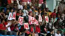 Pendukung setia Garuda Muda bersorak saat menyaksikan laga timnas Indonesia U-23 melawan Kamboja pada laga penyisihan Grup A Sea Games 2015 di Stadion Jalan Besar, Singapura, Sabtu (6/6/2015). Indonesia unggul 6-1. (Liputan6.com/Helmi Fithriansyah)