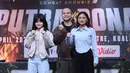 Presiden Byon, Yoshua Marcellos Muliardo (tengah) bersama Winona Karamoy (kiri) dan Emmabel Cassandra Eddyvicter, petarung yang akan bertanding di Byon Combat Showbiz Vol.7, saat Press Conference Pertama Byon Combat Showbiz Vol.7 di SCTV Tower, Jakarta, Kamis (12/3/2026). (Bola.com/M Iqbal Ichsan)