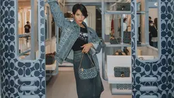 Jaket denim membuat penampilan pemeran Sarah dalam film Mencuri Raden Saleh ini makin trendy dan kece. Ia memadukan jaket denimnya dengan kaus hitam dan rok span denim. Untuk melengkapi penampilan kecenya, Aghniny menenteng tas kecil berwarna senada dengan outfitnya. (Liputan6.com/IG/@aghninyhaque)