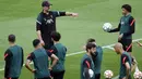 Manajer Liverpool Jurgen Klopp (tengah) memberi isyarat saat sesi latihan di Stade de France, Saint Denis, Prancis, 27 Mei 2022. Liverpool dan Real Madrid membuat persiapan terakhir mereka sebelum saling berhadapan dalam pertandingan sepak bola final Liga Champions. (AP Photo/Kirsty Wigglesworth)