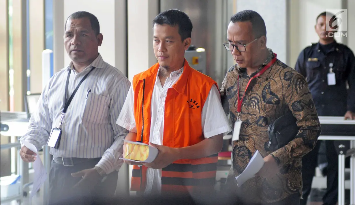 Suasana saat Komisaris PT Media Bangun Bersama Khairudin usai menjalani pemeriksaan di Gedung KPK, Jakarta, Kamis (1/2). (Liputan6.com/Herman Zakharia)