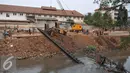 Crane untuk memasang turap di bantaran Kali Kampung Pulo jatuh ke Sungai Ciliwung (1/10/15) dan menimpa gubuk. Akibatnya, seorang warga RT15/10 Kelurahan Bukit Duri, Jakarta Selatan harus mendapatkan perawatan medis. (Liputan6.com/Gempur M Surya)