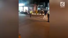 Seorang polisi ikut joget sembari mengikuti irama lagi saat melaksanakan sebuah razia.