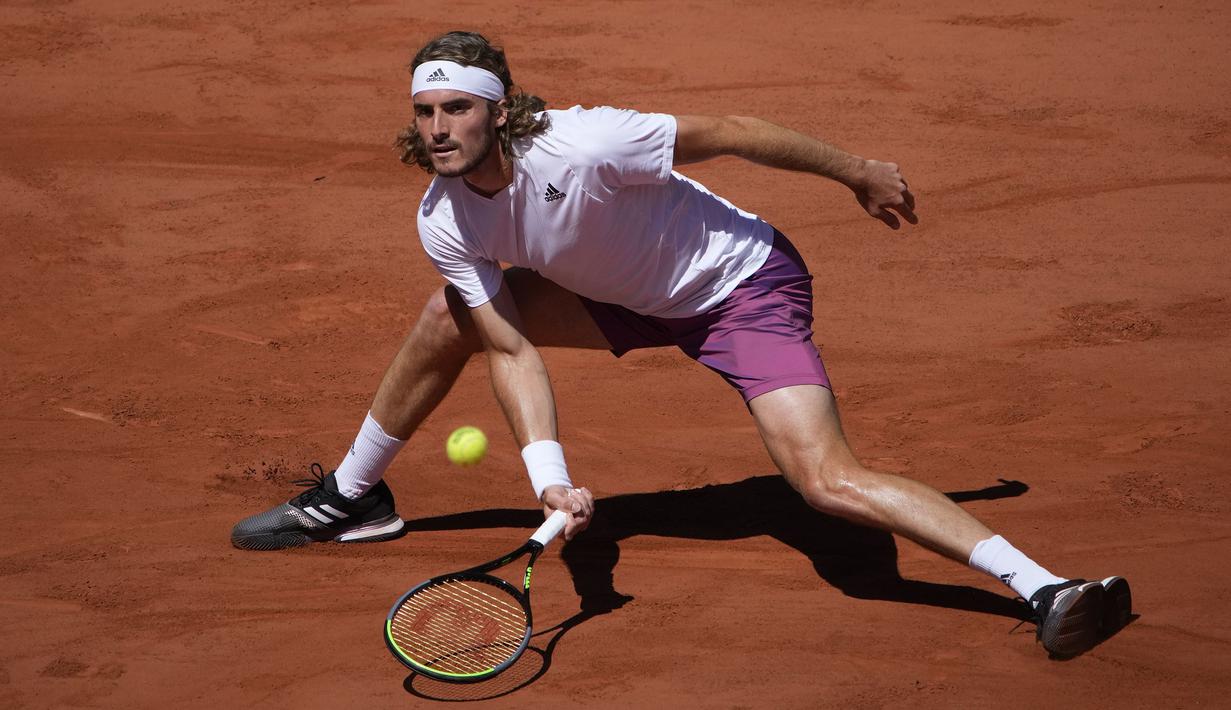 Dua set awal pertandingan Tsitsipas mendominasi permainan. Set pertama Tsitsipas bisa unggul 8-6 atas Djokovic. Pada Set ke dua Tsitsipas kembali sukses menjauhakn angka kemenangan dengan memenangi set 6-2 atas Djokovic. (Foto: AP/Christophe Ena)