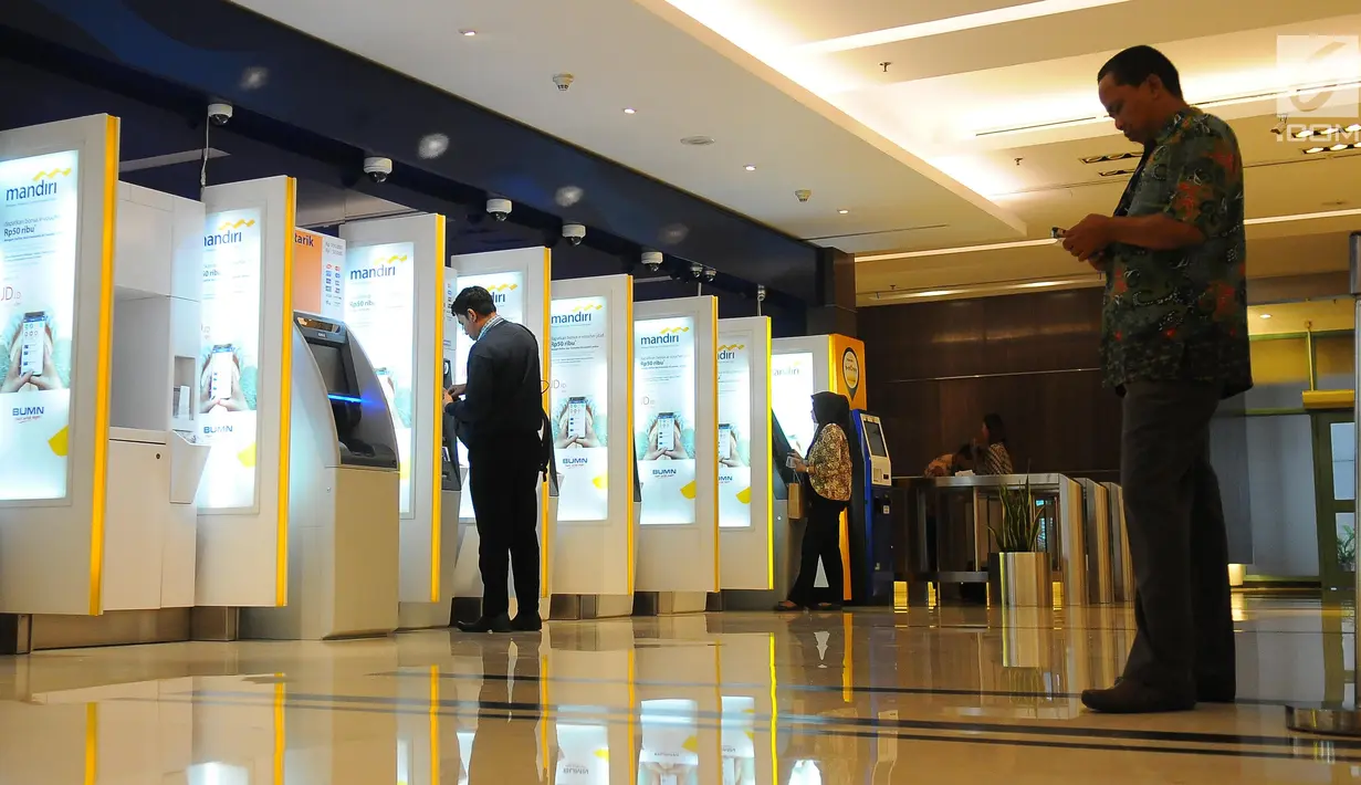 Nasabah melakukan transaksi di ATM Mandiri, Jakarta, Senin (29/4/2019). Kinerja Kuartal I 2019 Bank Mandiri  menyebutkan penyaluran kredit perseroan tumbuh 12,4 persen secara year on year (YoY) menjadi Rp 790,5 triliun. (Liputan6.com/Angga Yuniar)