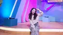 Gaya keren Ayu Ting Ting pakai knitwear cokelat dipadu dengan celana jeans panjang, dan sneakers putih. [Foto: Instagram/ayutingting92]