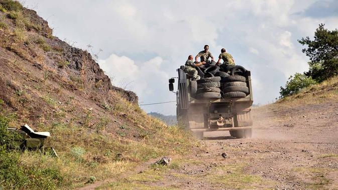 Setidaknya 16 tentara telah tewas dalam lima hari terakhir akibat pertempuran antara Armenia dan Azerbaijan (Photo credit: Karen Minasyan/AFP)